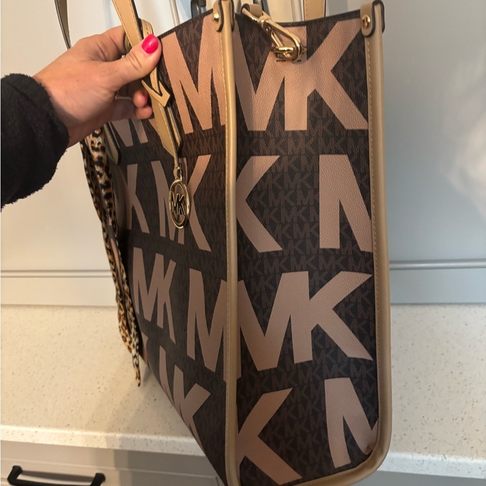 Michael Kors $398 Large Maple/Camel tote - Picture 3 of 10